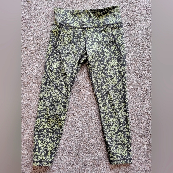 Like New Sweaty Betty Power 7/8 legging size M green floral pattern - Picture 1 of 5